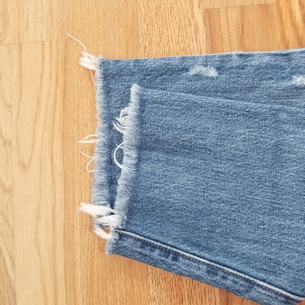 501 Levi's Medium Wash Distressed Button Fly Levi's Jeans. - Picture 12 of 15